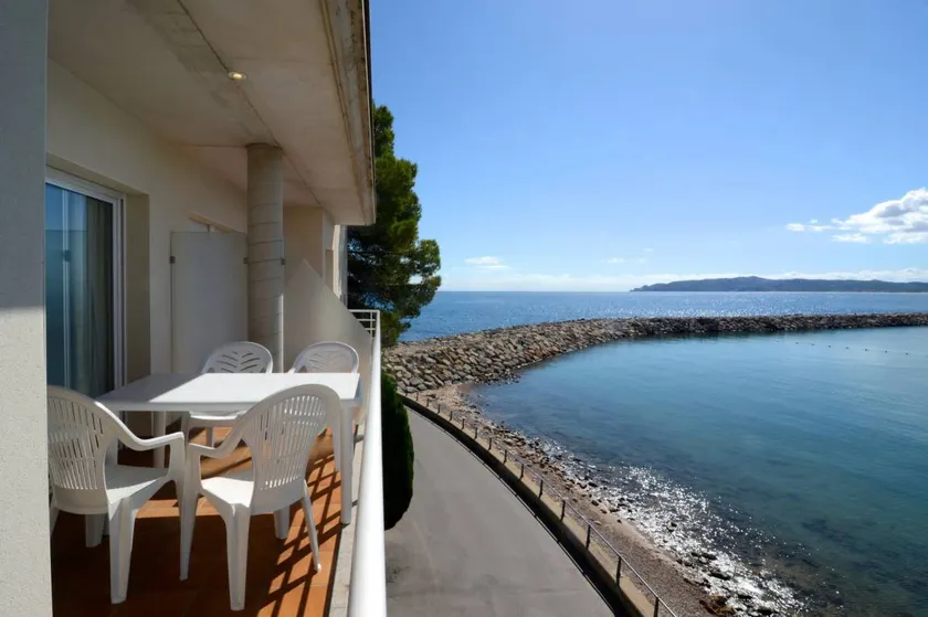 Appartement avec terrasse et piscine - Image 1