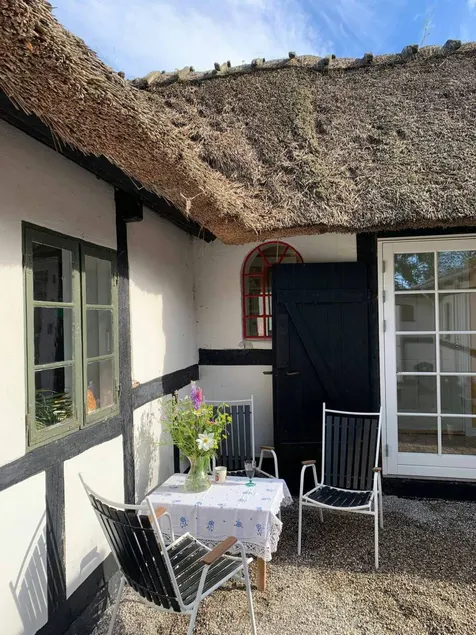 Holiday home with barbecue, garden & terrace - Image 1