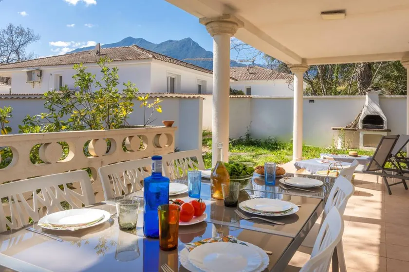 House with pool, BBQ & garden | Mountain view - Image 1