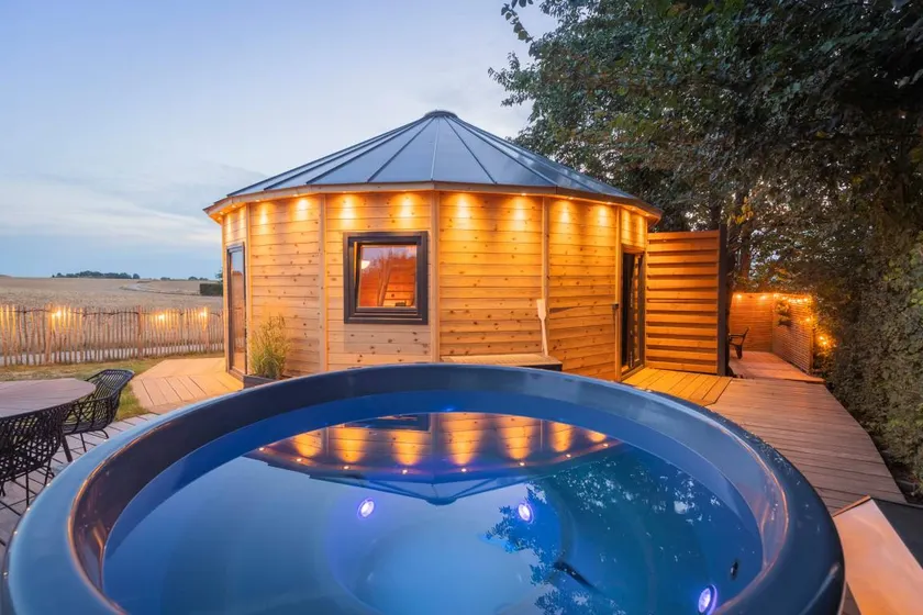 Chalet with barbecue, sauna & hot tub - Image 1