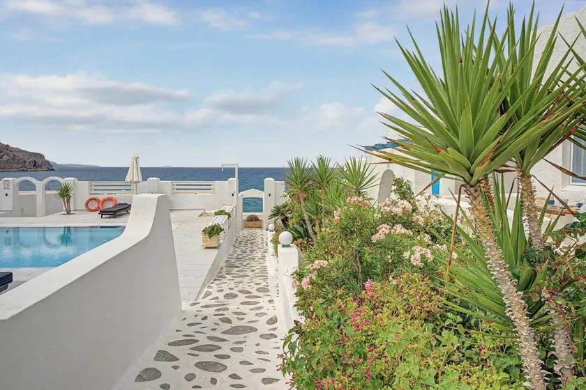 Holiday apartment with garden & pool | Mountain view - Image 1