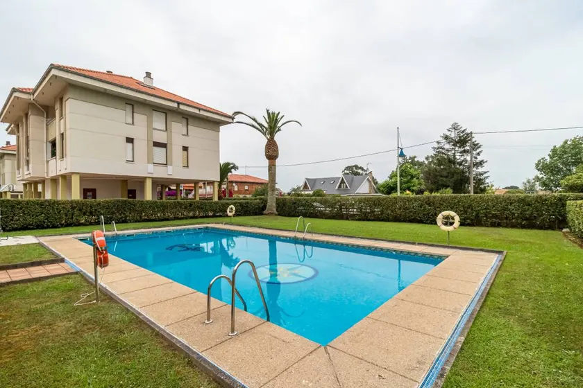 Charmant appartement entièrement équipé avec jardin, barbecue et piscine | Vue montagne | Plage à proximité | Parfait pour le travail à distance - Image 1