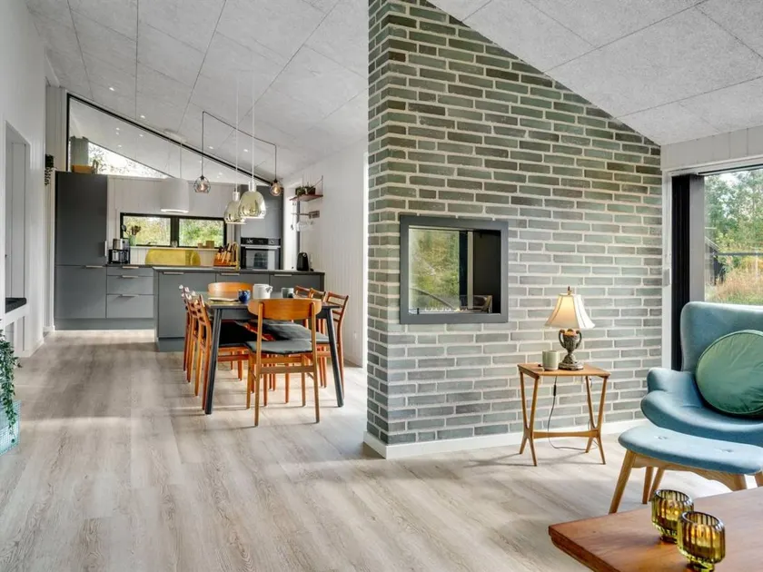 House with barbecue, hot tub & terrace - Image 1