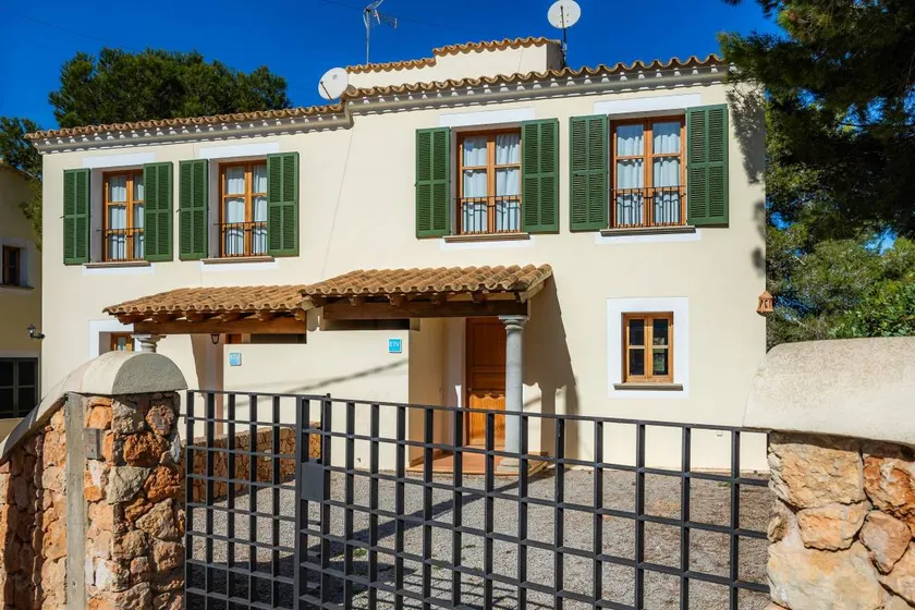 House with terrace & garden - Image 1