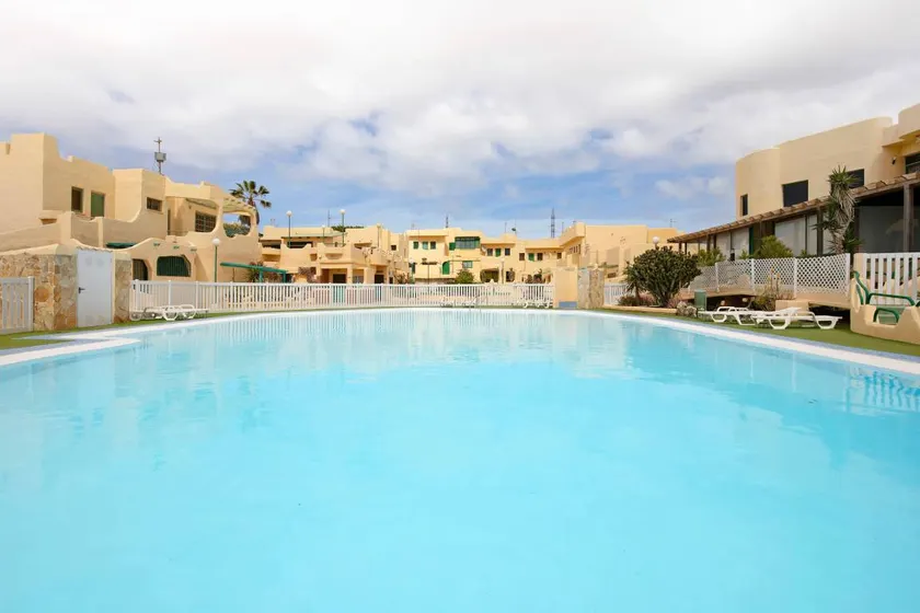 Flat with terrace & pool - Image 1