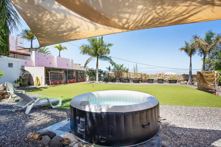 Vacation 'Las Palmeras B' with Sea View, Shared Terrace and Shared Garden - Image 1