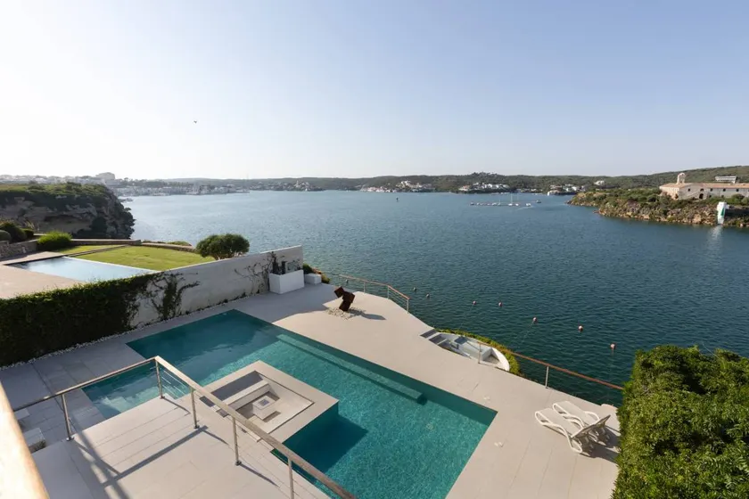 Villa with sauna, garden & private pool | Mountain view | Suitable for remote work - Image 1