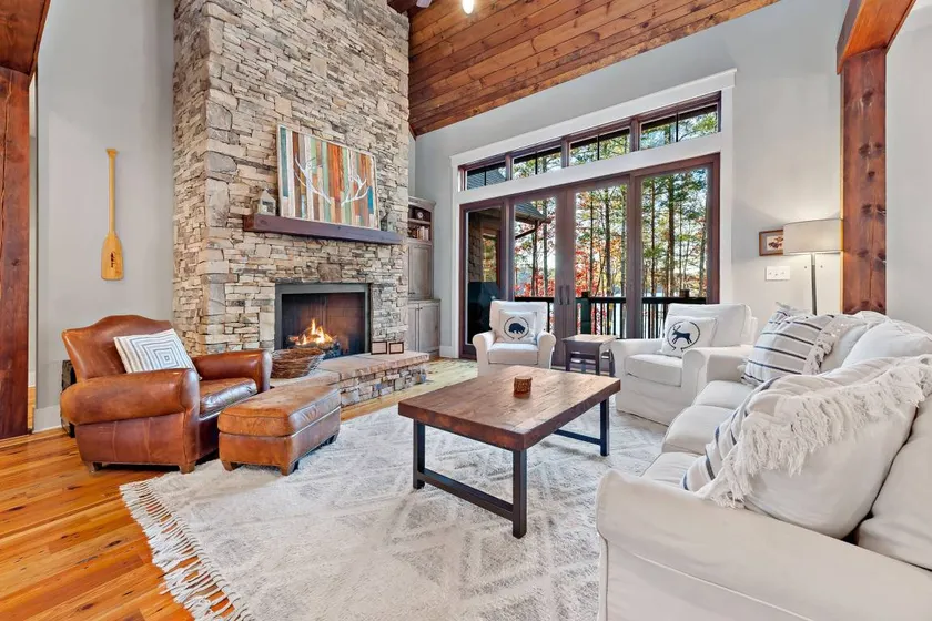 Cabin with pool & barbeque | Lake view - Image 1
