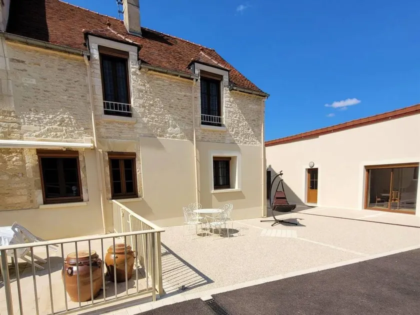 Bed & breakfast with jacuzzi & pool - Image 1