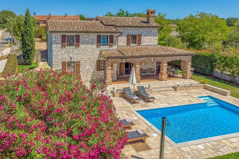 Villa with terrace, private pool & barbeque - Image 1
