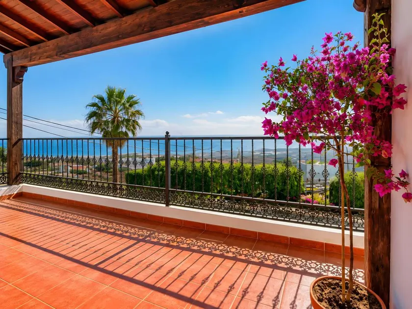 Family-friendly pleasant house with barbeque, terrace & jacuzzi | Sea view | Perfect for remote work - Image 1