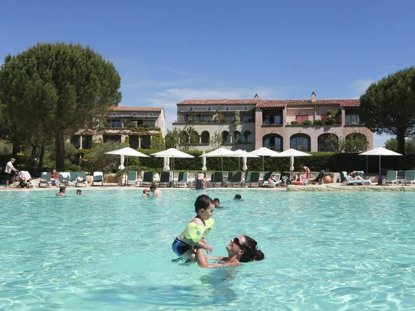 Apartment with heated pool - Image 1