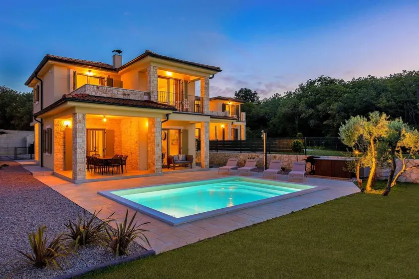 Villa Pinaza B – Romantisches Küstendomizil mit beheiztem Pool, Sauna und Jacuzzi in Vrbnik - Image 1