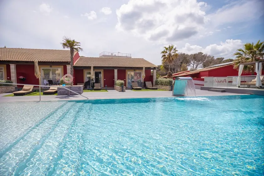Aparthotel with terrace, heated pool & fast internet - Image 1