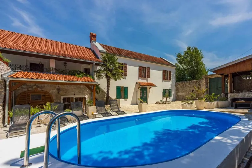 Villa con terrazza, piscina privata e giardino - Image 1