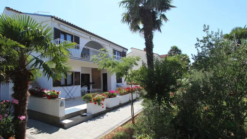 Charming flat with BBQ, garden & terrace | Beach nearby - Image 1