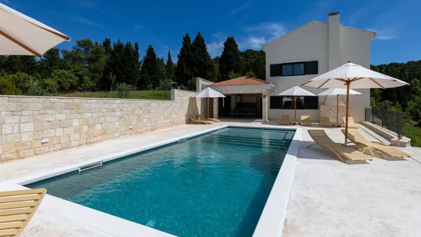 Fully equipped beautiful villa with garden, terrace & sauna - Image 1