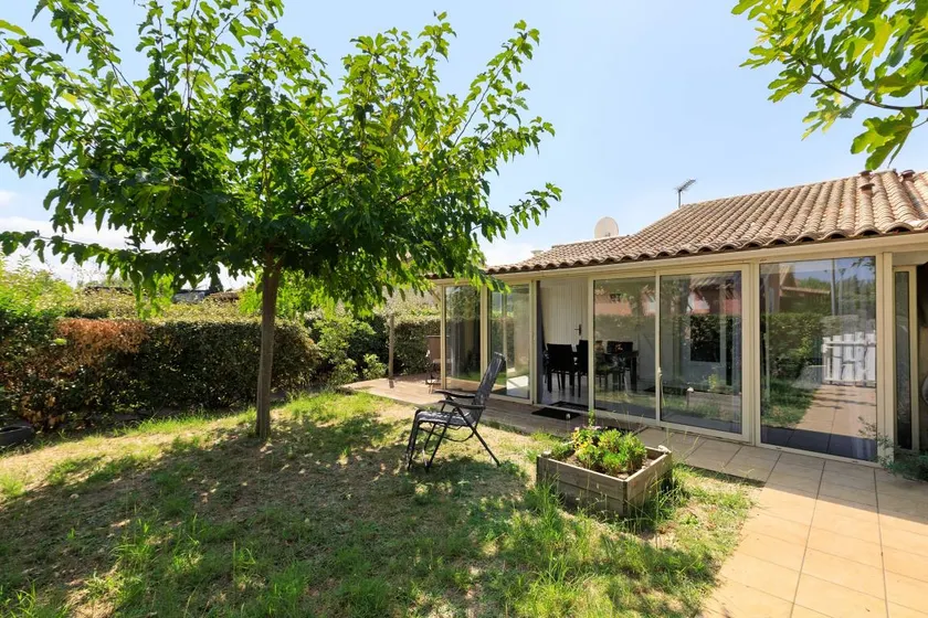 Ferienhaus mit Pool und Garten - Image 1