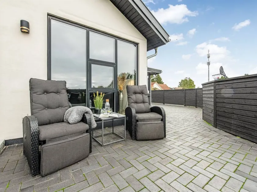 House with barbeque - Image 1