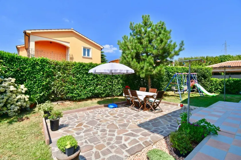 Flat with terrace, garden & BBQ - Image 1