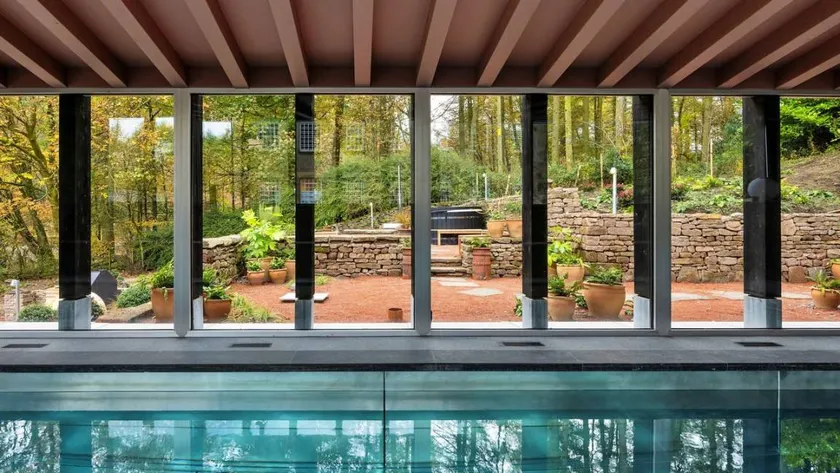 Holiday home with pool, barbecue & garden - Image 1