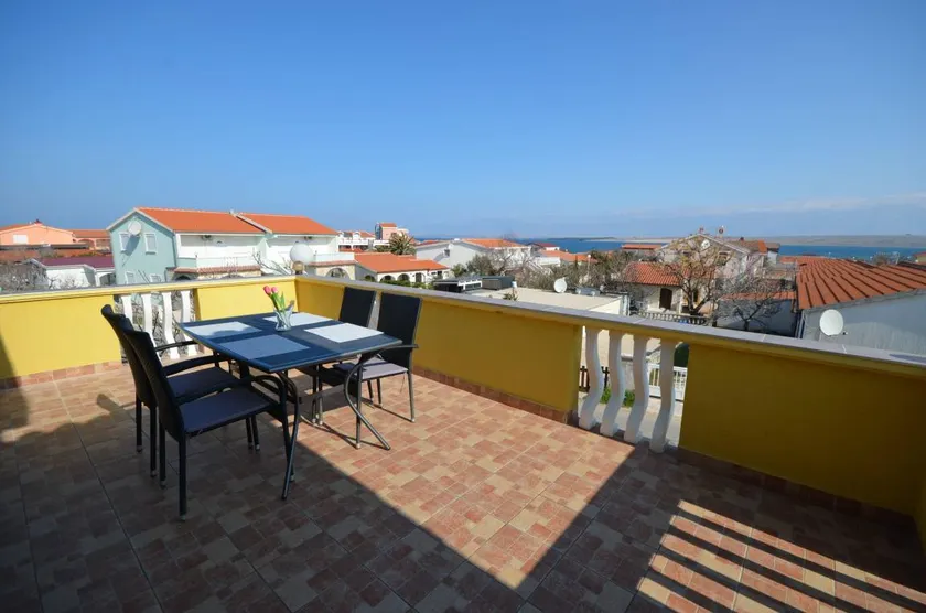 Holiday apartment with BBQ & garden | Sea view | Close to the beach - Image 1
