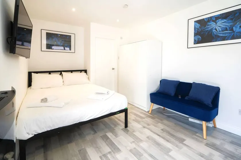 Modern and Cosy Studio with Garden and Parking - Image 1
