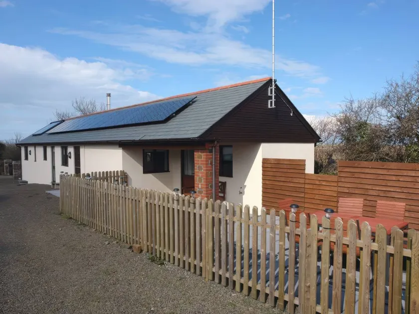 Family-friendly nice cottage with garden | Beach view | Pet-friendly - Image 1