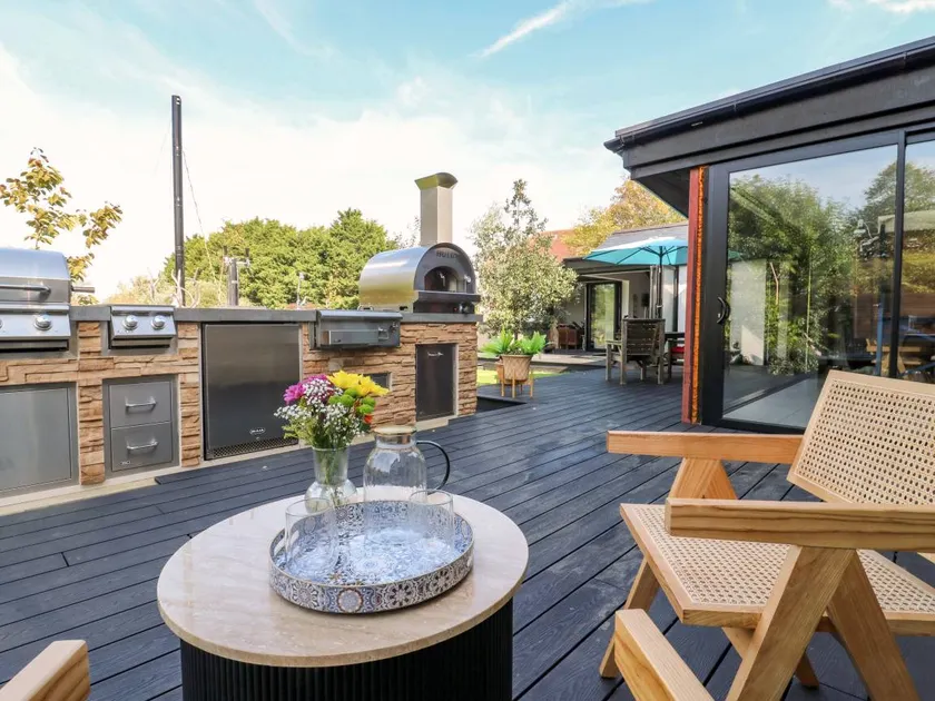 Cottage with sauna, garden & jacuzzi - Image 1