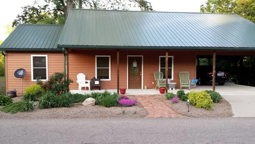 Woodland Cottage Rental Perfect for Couples Overlooking Raccoon Creek in Ohio - Image 1