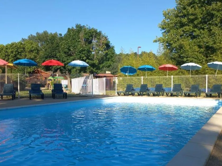 Chalet con terraza y piscina climatizada - Image 1
