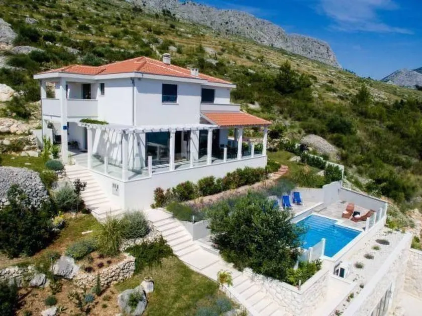 Holiday home with garden, BBQ & private pool - Image 1