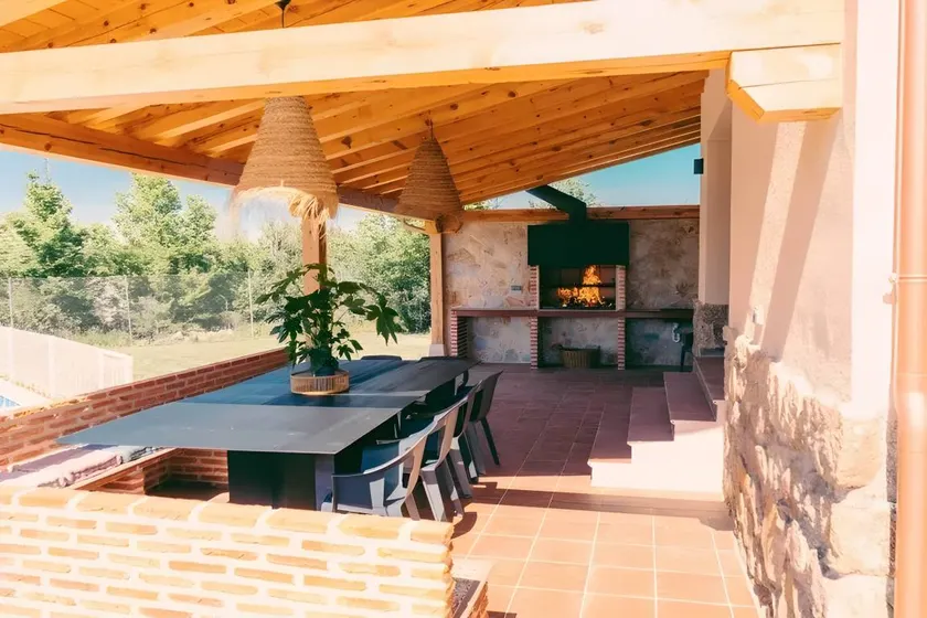 Country House in Torrecaballeros with Mountain Views, Private Pool, and Wi-Fi - Image 1