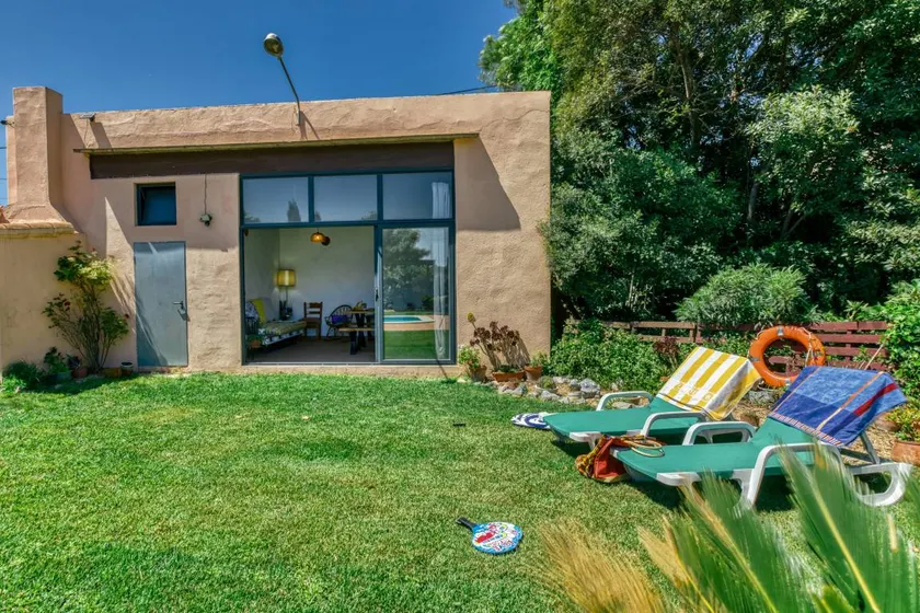 House with terrace, pool & garden | City view - Image 1