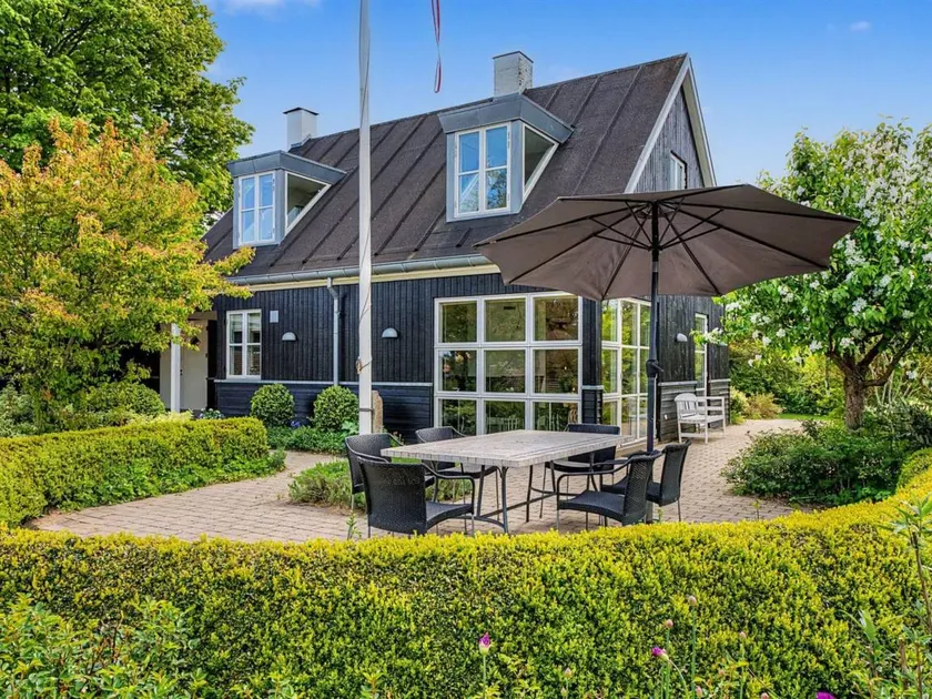 Family-oriented wonderful holiday home with barbecue, terrace & garden | Sea view | Dogs allowed - Image 1