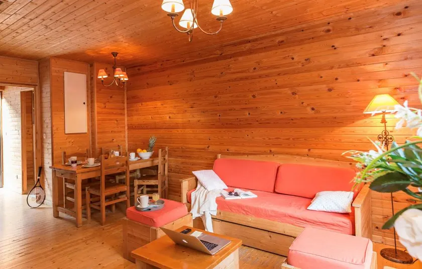 Children-friendly flat with sauna, terrace & pool - Image 1