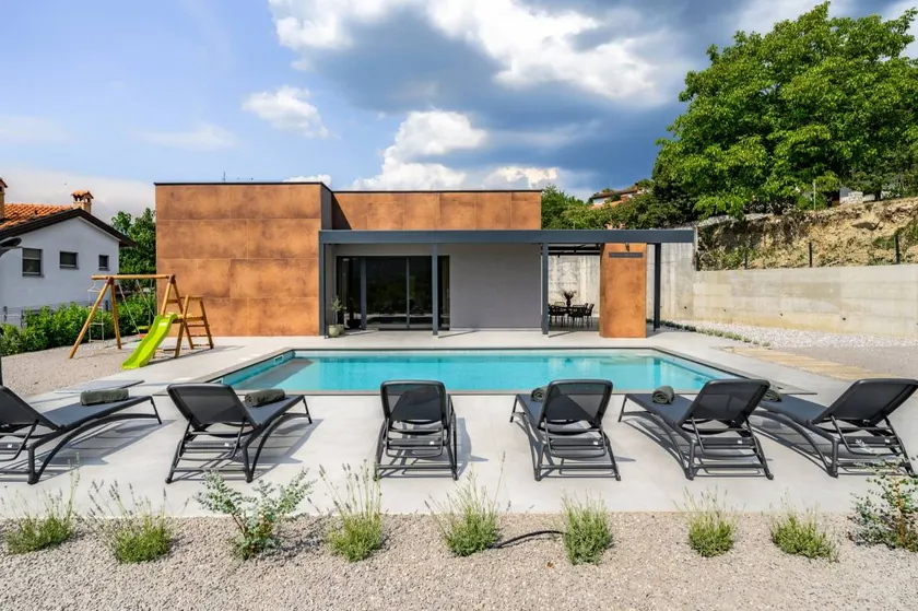 Children-friendly villa with private pool, BBQ & garden | Mountain view - Image 1
