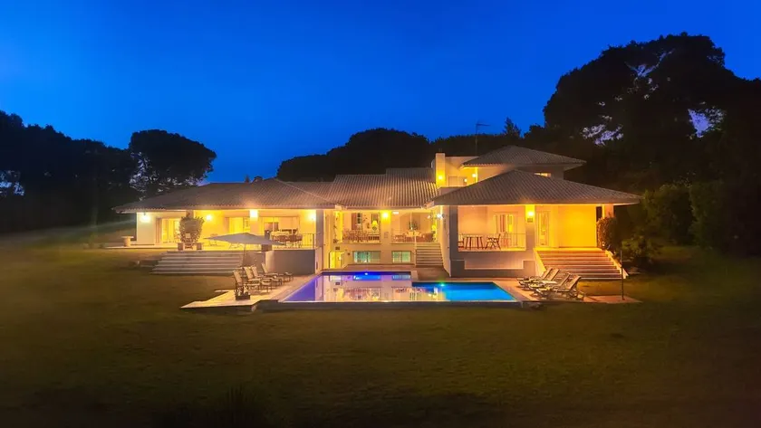 Villa avec terrasse, jacuzzi et piscine privée | Vue piscine - Image 1