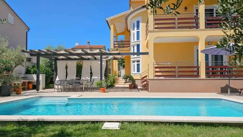 Fully equipped spacious villa with terrace, barbeque & private pool | Pets are welcome - Image 1