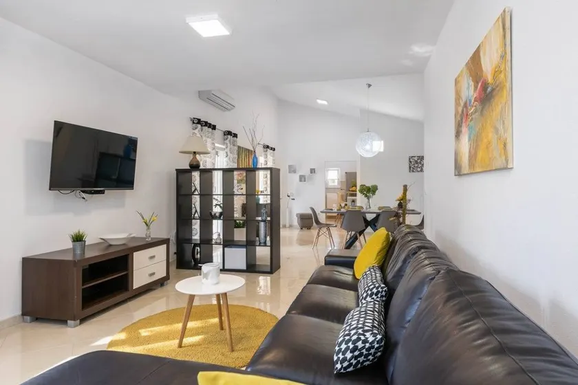House with barbeque, terrace & garden - Image 1