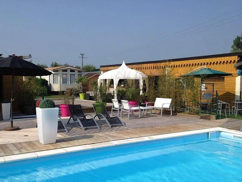 Child-friendly chalet with heated pool & terrace - Image 1