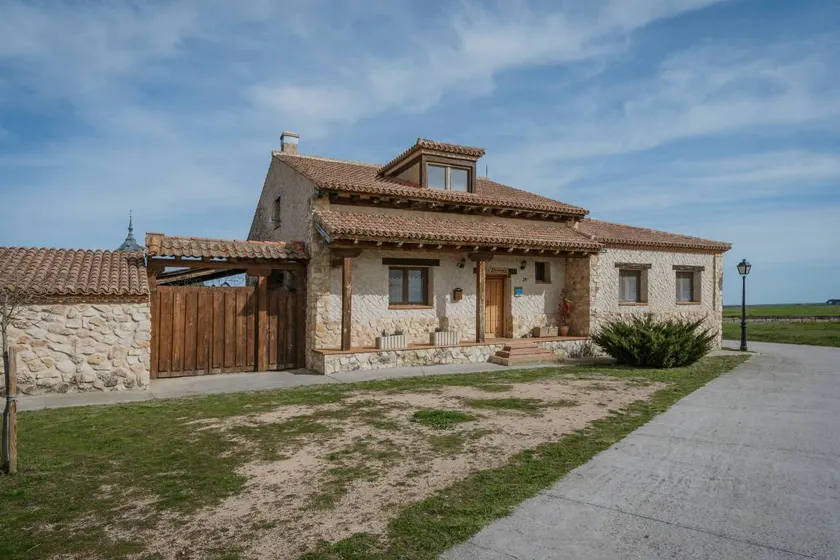 Holiday Home 'La Alameda' with Private Pool, Garden, Barbecue & Wi-Fi - Image 1