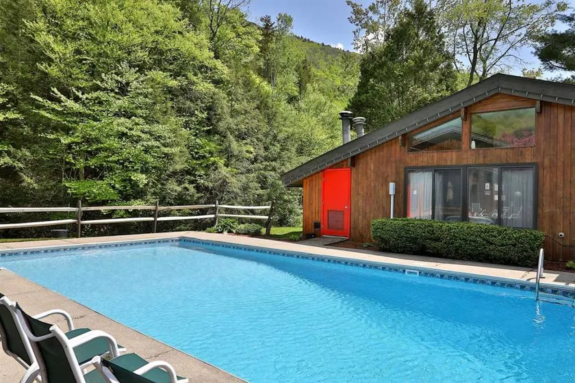 Chambre d'hôtel standard de luxe avec deux lits queen au 2e étage avec piscine chauffée - Image 1