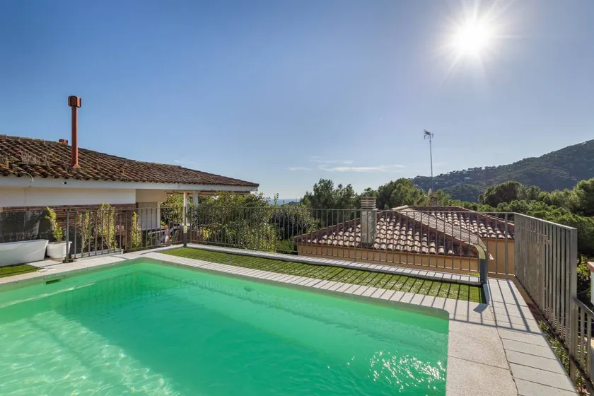 Bed & breakfast with garden, fast internet & pool | Mountain view - Image 1
