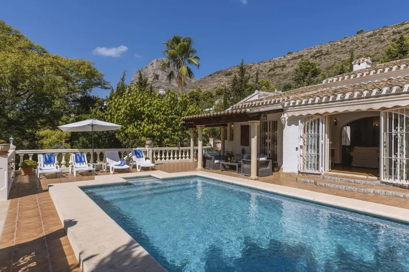 Villa with terrace, barbeque & private pool - Image 1