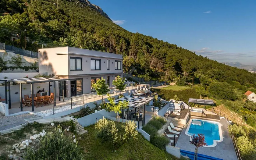 Fully equipped villa with terrace, barbeque & hot tub | Pool view | Suitable for remote work | Pets allowed - Image 1