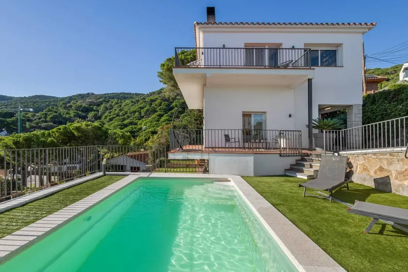 Maison entièrement équipée avec barbecue, jardin et terrasse | Vue montagne | Parfaite pour le travail à distance | Avec animaux autorisés - Image 1