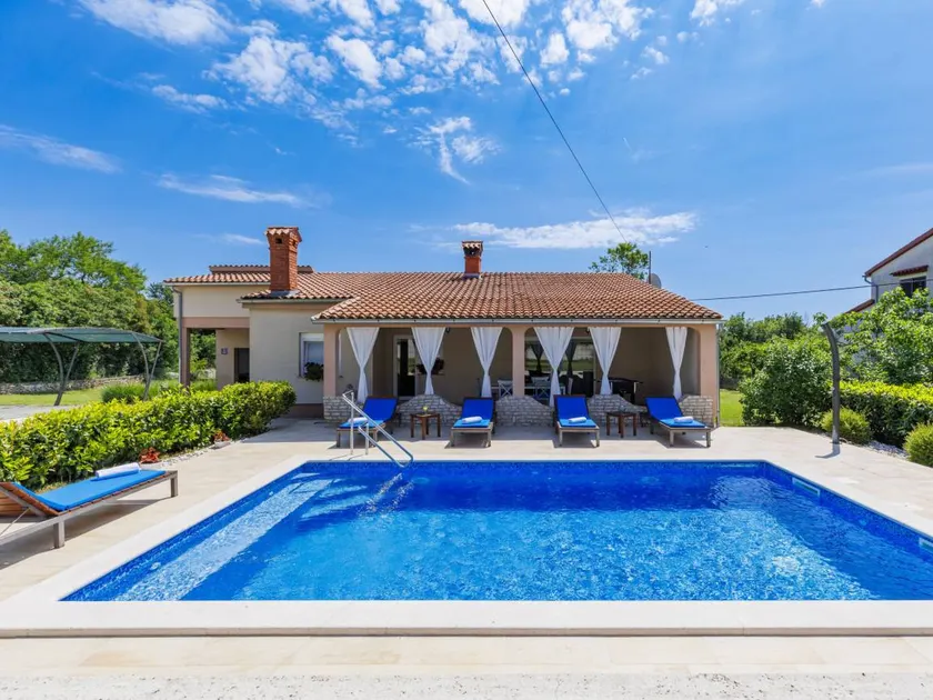 House with barbecue, private pool & garden - Image 1