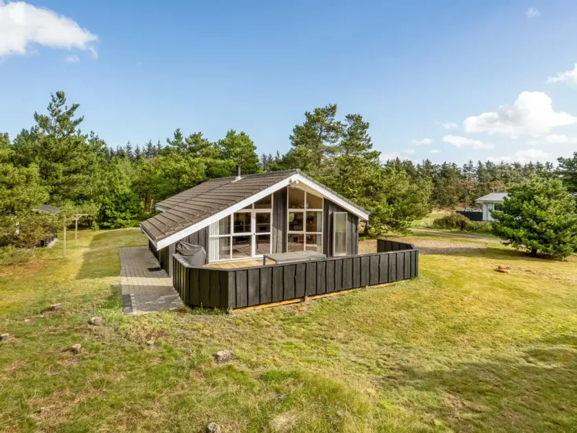 Holiday home with BBQ & terrace - Image 1