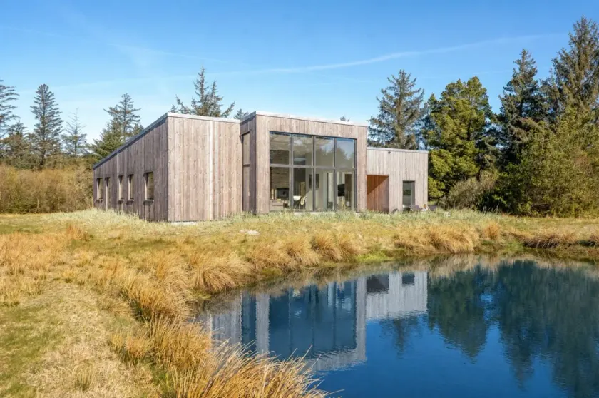 Holiday home with barbecue & terrace | Lake view - Image 1
